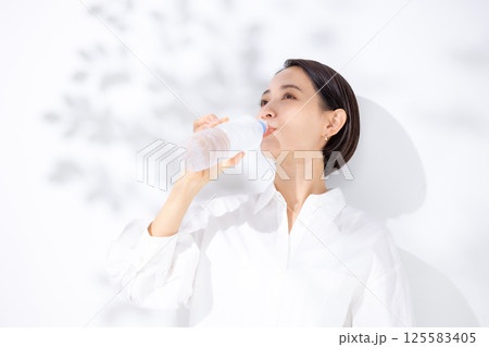 ミネラルウォーター 女性 ミネラルウォーター 女性 125583405