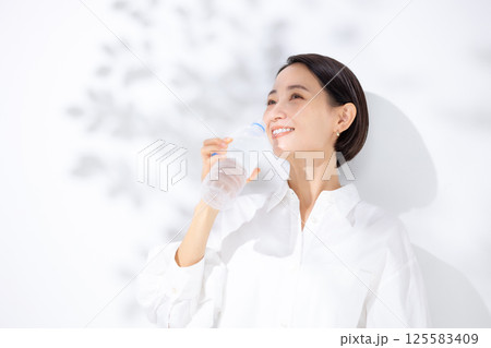 ミネラルウォーター 女性 ミネラルウォーター 女性 125583409