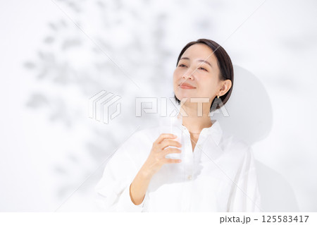 ミネラルウォーター 女性 ミネラルウォーター 女性 125583417