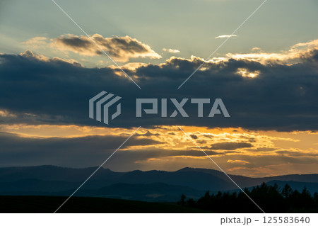 夕陽を反射する美しい夕暮の空 夕陽を反射する美しい夕暮の空 125583640