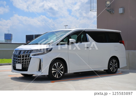 白いミニバン 125583897