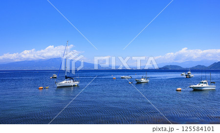 西伊豆から見た富士山とヨット 125584101