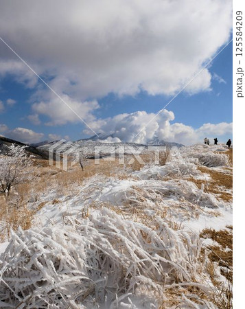 阿蘇・中岳 絶景の雪景色 (熊本県) 阿蘇・中岳 絶景の雪景色 (熊本県) 125584209