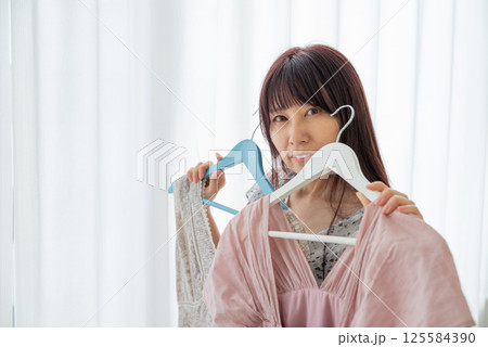 洋服選びをしている女性 125584390