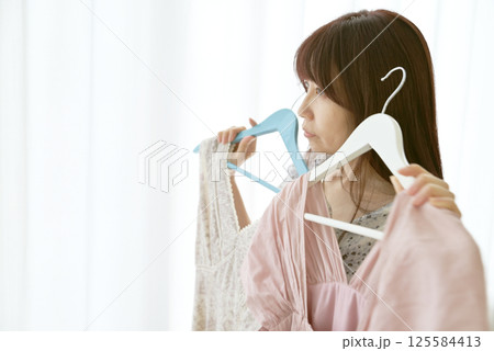 洋服選びをしている女性 125584413