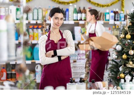 Young saleswoman welcoming clients while other working in background 125584519