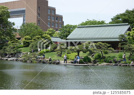 清澄庭園の大泉水と大正記念館（東京都江東区） 125585075
