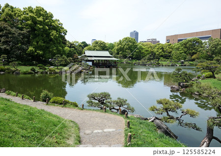 清澄庭園の大泉水と涼亭(東京都江東区) 清澄庭園の大泉水と涼亭(東京都江東区) 125585224