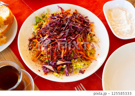Traditional Turkish salad of shredded cabbage and carrots with olive oil and sumac 125585333