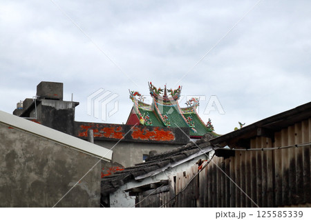 愛し台湾(台中市「高美湿地」地区の廃墟の屋根の奥に見える「高美文興宮」の屋根。歴史の積み重ね。) 愛し台湾(台中市「高美湿地」地区の廃墟の屋根の奥に見える「高美文興宮」の屋根。歴史の積み重ね。) 125585339