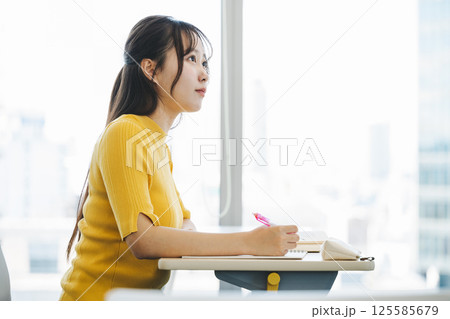 専門学校で授業を受ける若い女性 125585679