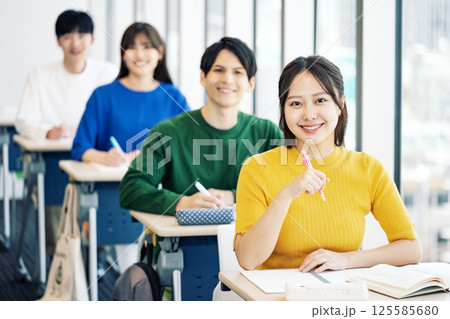 学校の教室で勉強をする男女学生 学校の教室で勉強をする男女学生 125585680
