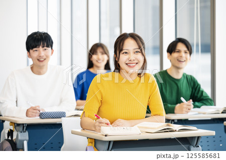 学校の教室で授業を受ける学生 学校の教室で授業を受ける学生 125585681