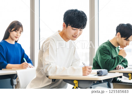 学校の教室で勉強をする学生 125585683