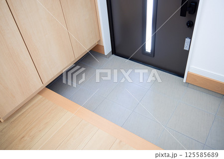 住宅イメージ　外開きドアの玄関 125585689
