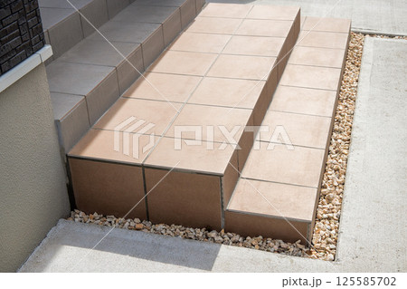 住宅イメージ 玄関アプローチ 貼り替えた階段の茶色いタイル 住宅イメージ 玄関アプローチ 貼り替えた階段の茶色いタイル 125585702