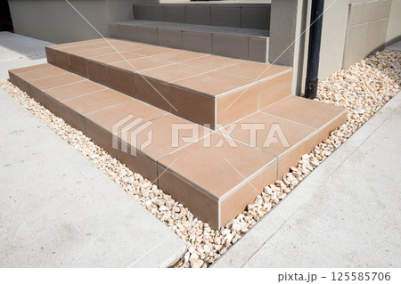 住宅イメージ　玄関アプローチ　貼り替えた階段の茶色いタイル 125585706