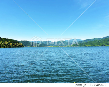 緑に囲まれた余呉湖 125585820