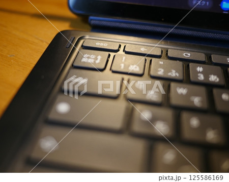 テーブルに置かれたスマートフォン パソコンのキーボードとリモコン コピースペース 自宅の何気ない景色 テーブルに置かれたスマートフォン パソコンのキーボードとリモコン コピースペース 自宅の何気ない景色 125586169