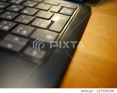 テーブルに置かれたスマートフォン パソコンのキーボードとリモコン コピースペース 自宅の何気ない景色 テーブルに置かれたスマートフォン パソコンのキーボードとリモコン コピースペース 自宅の何気ない景色 125586206