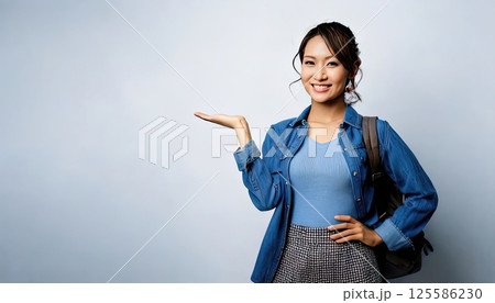 《AI画像》プレゼンする若い女性 125586230