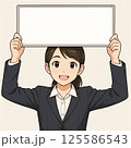 ホワイトボードを持つ若い女性 125586543