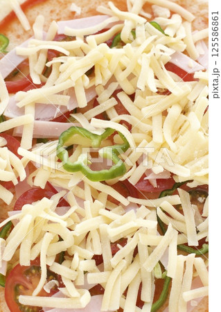 ハムとトマトの手作りピザ 125586861
