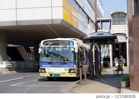 大塚・帝京大学駅前の堰場バス停に停車する京王バス 大塚・帝京大学駅前の堰場バス停に停車する京王バス 125586928