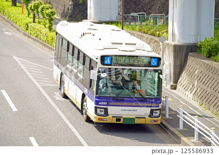 モノレール松が谷駅バス停に停車する京王バス（アップ） 125586933