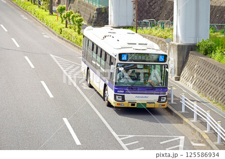 モノレール松が谷駅バス停に停車する京王バス 125586934