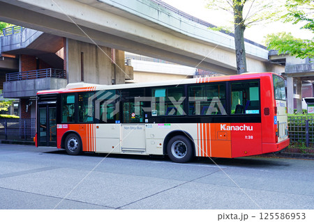 多摩センター駅に停車する新カラーの神奈中バス（側面） 125586953