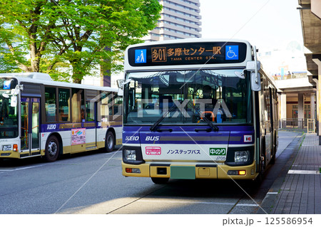 多摩センター駅に停車する京王バス（アップ） 125586954
