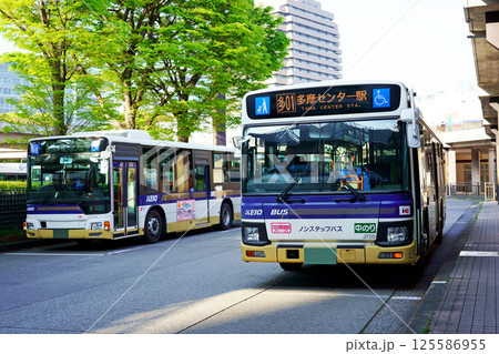 多摩センター駅に停車する京王バス(2台並び) 多摩センター駅に停車する京王バス(2台並び) 125586955