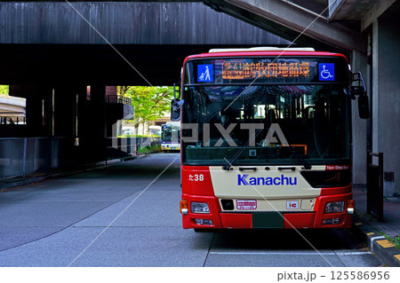 多摩センター駅に停車する新カラーの神奈中バス（正面アップ） 125586956