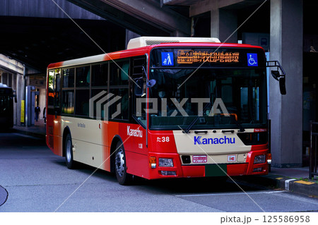 多摩センター駅に停車する新カラーの神奈中バス(アップ) 多摩センター駅に停車する新カラーの神奈中バス(アップ) 125586958