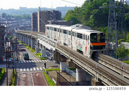 中央大学・明星大学駅に到着する多摩モノレール（動物ラッピング） 125586959