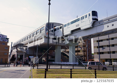 大塚・帝京大学駅に到着する多摩モノレールと駅前の交差点 125587035