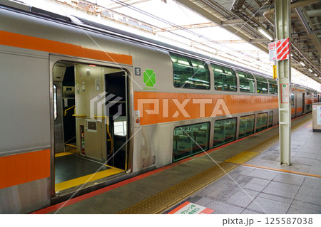 JR中央線グリーン車の2階建て車両（サロE233） 125587038