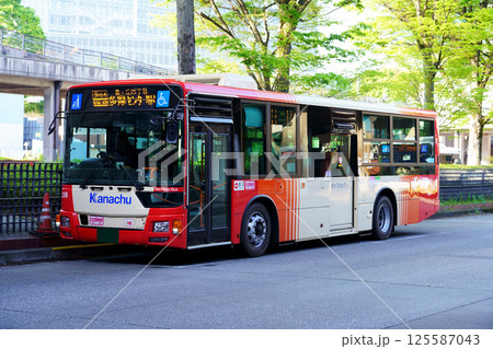多摩センター駅で出発時間を待つ新カラーの神奈中バス(アップ) 多摩センター駅で出発時間を待つ新カラーの神奈中バス(アップ) 125587043
