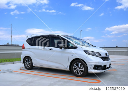 白いミニバン 125587060