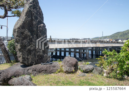 京都宇治市にある宇治橋 京都宇治市にある宇治橋 125587664