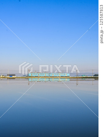 夜明けのリフレクション 田んぼの水鏡に青空と近江鉄道 夜明けのリフレクション 田んぼの水鏡に青空と近江鉄道 125587813
