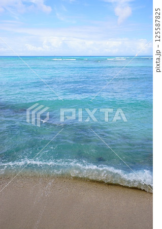 ハワイの青い海 125587825