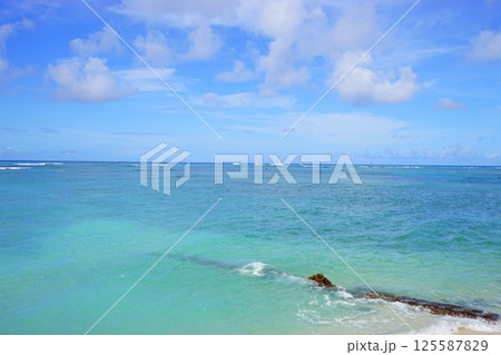 ハワイの青い海 125587829