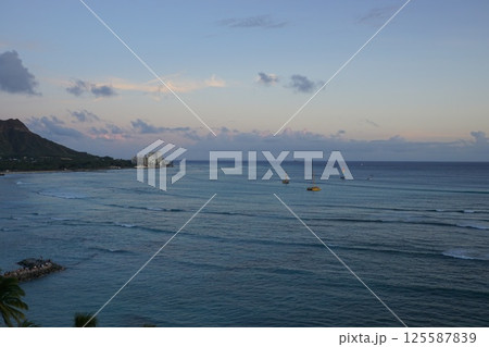 ハワイの青い海 ハワイの青い海 125587839