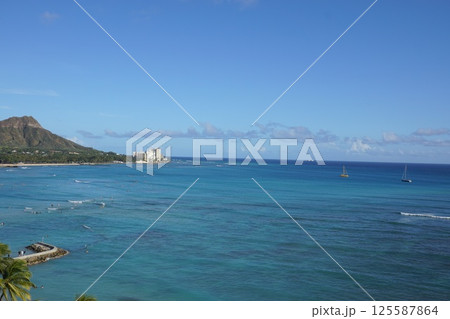 ハワイの青い海 125587864