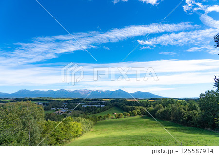 草原で絶景を眺める二人 草原で絶景を眺める二人 125587914