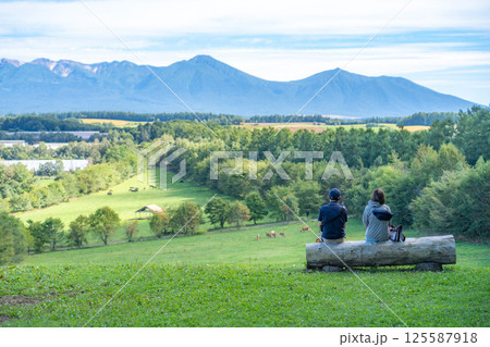 草原で絶景を眺める二人 草原で絶景を眺める二人 125587918