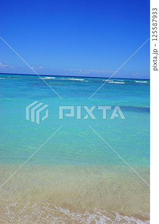 ハワイの青い海 125587933
