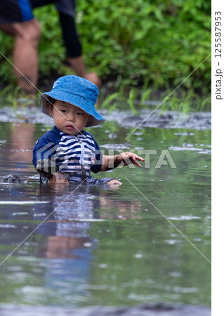 親子で田植え体験　幼児 125587953